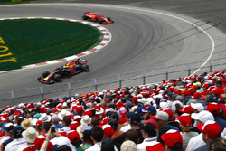 Daniel Ricciardo, Red Bull Racing RB14, precede Kimi Raikkonen, Ferrari SF71H