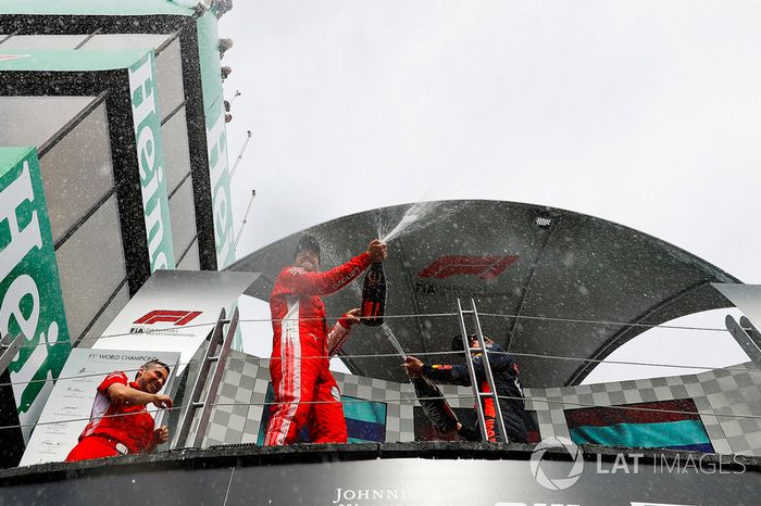 Sebastian Vettel, Ferrari, celebra su victoria en el podio de Canadá