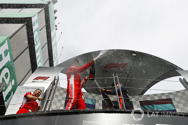 Sebastian Vettel, Ferrari, 1° classificato, spruzza lo Champagne dal podio