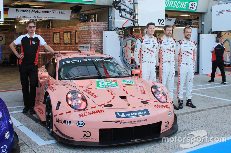 Машини #92 Porsche GT Team Porsche 911 RSR та #91 Porsche GT Team Porsche 911 RSR у спеціальній лівреї