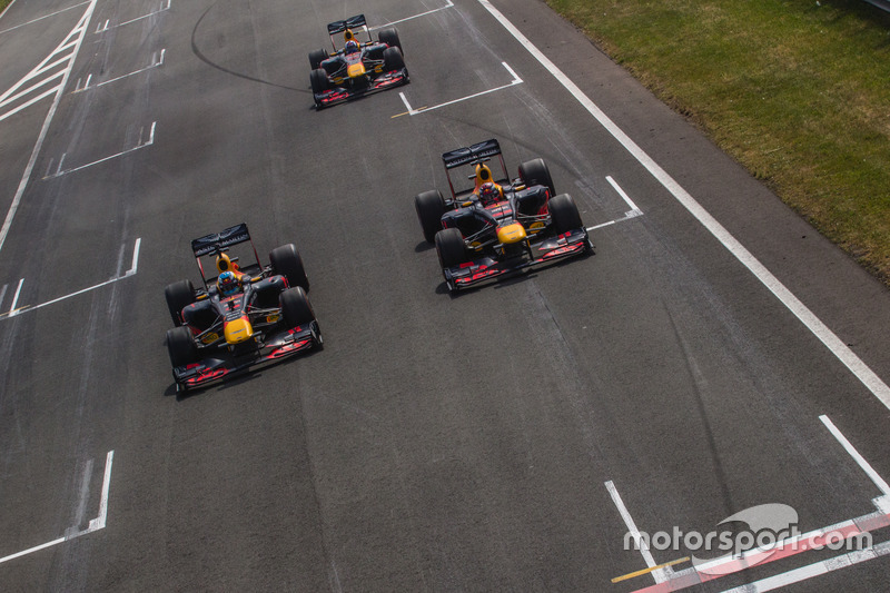 Daniel Ricciardo, RB7, Max Verstappen, RB8, et David Coulthard, RB7, lors des Jumbo Racing Days