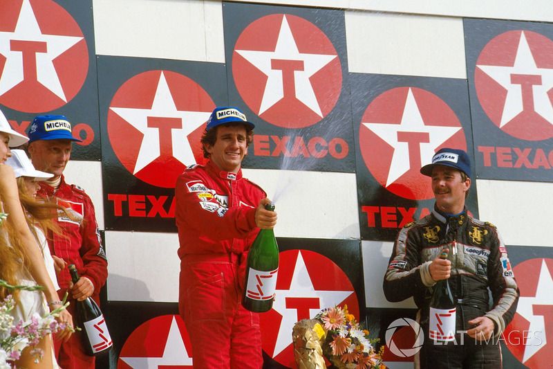 Podio: ganador de la carrera Alain Prost, segundo puesto Niki Lauda, tercer puesto Nigel Mansell