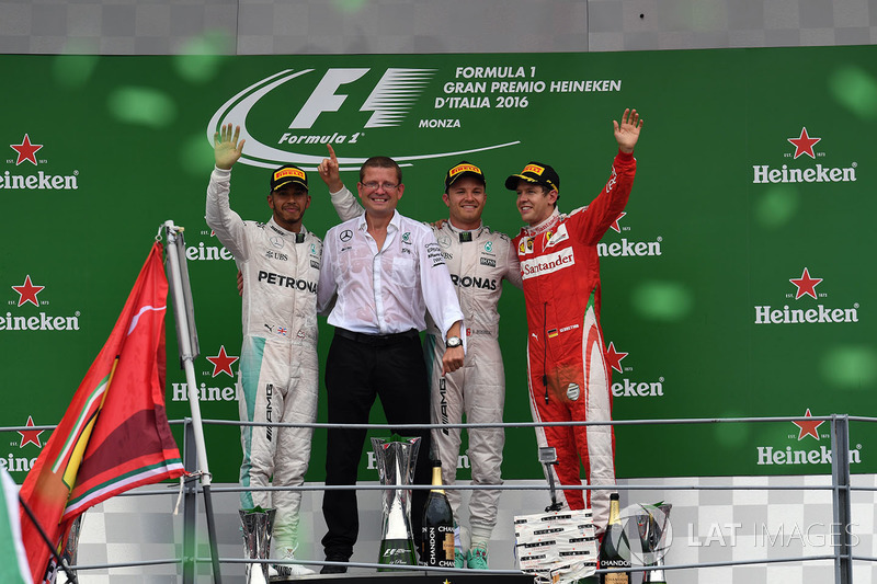 Podium:  Nico Rosberg, Mercedes AMG F1, tweede plaats Lewis Hamilton, Mercedes AMG F1, Simon Cole, Mercedes AMG F1 Chief Track Engineer, derde plaats Sebastian Vettel, Ferrari