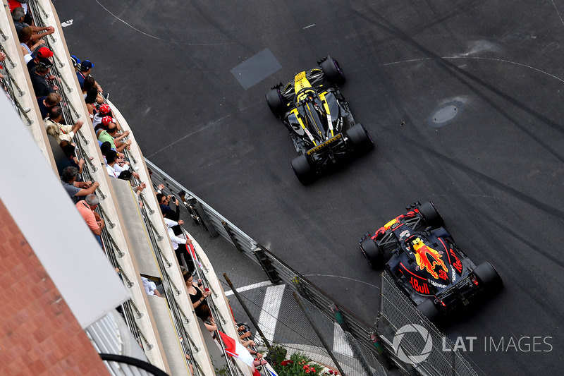 Carlos Sainz Jr., Renault Sport F1 Team R.S. 18 et Max Verstappen, Red Bull Racing RB14