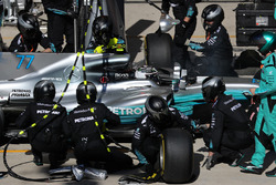 Valtteri Bottas, Mercedes-Benz F1 W08 makes a pitstop