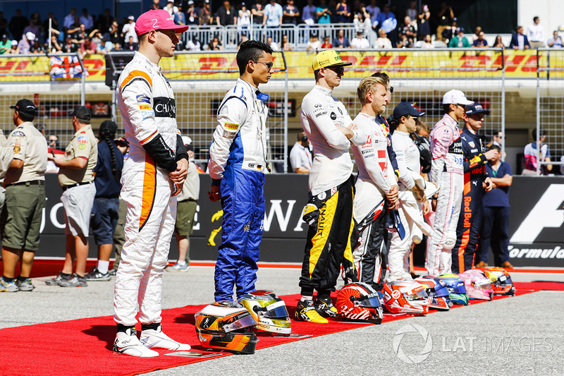 Stoffel Vandoorne, McLaren, Pascal Wehrlein, Sauber, Nico Hulkenberg, Renault Sport F1 Team, Kevin Magnussen, Haas F1 Team, the other drivers stand for the national anthem