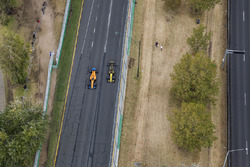Фернандо Алонсо, McLaren MCL33, и Карлос Сайнс, Renault Sport F1 Team RS18