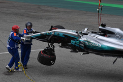 De wagen van Lewis Hamilton, Mercedes-Benz F1 W08 na zijn crash