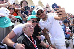 Lewis Hamilton, Mercedes AMG F1 fans selfie