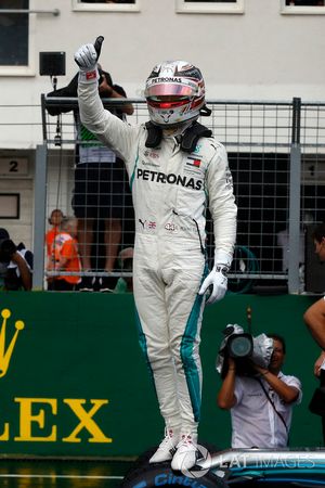 Ganador de la pole Lewis Hamilton, Mercedes-AMG F1 celebra en parc ferme