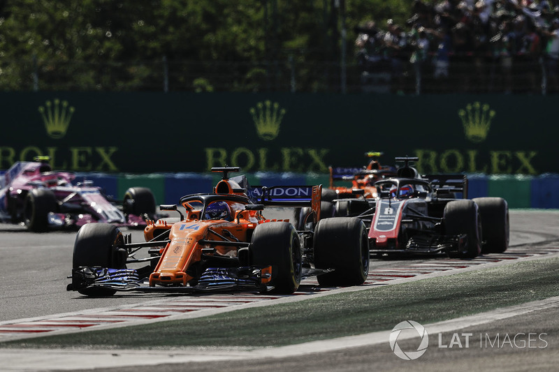 Fernando Alonso, McLaren MCL33, devant Romain Grosjean, Haas F1 Team VF-18, et Stoffel Vandoorne, McLaren MCL33