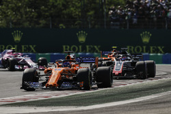 Fernando Alonso, McLaren MCL33, devant Romain Grosjean, Haas F1 Team VF-18, et Stoffel Vandoorne, McLaren MCL33