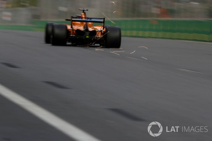 Fernando Alonso, McLaren MCL33 saca chipas