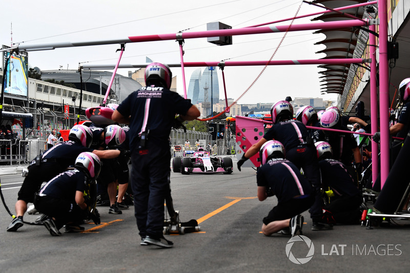 Sergio Perez, Force India VJM11 pit stop