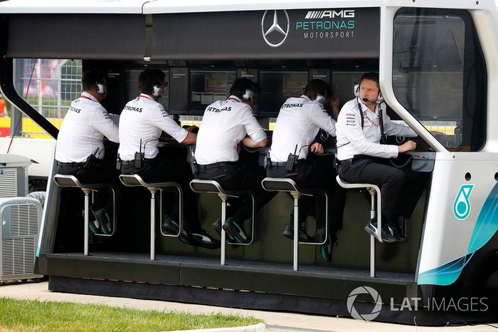 La posible distracción al hablar por radio