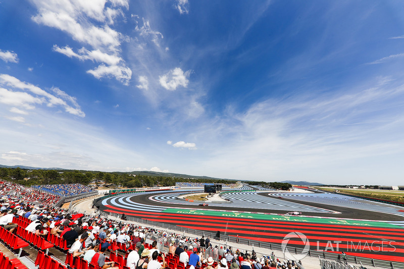 Daniel Ricciardo, Red Bull Racing RB14, y Sergio Perez, Force India VJM11