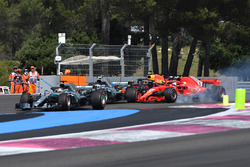Lewis Hamilton, Mercedes-AMG F1 W09 al comando alla partenza della gara, mentre Sebastian Vettel, Ferrari SF71H lva al bloccaggio e colpisce Valtteri Bottas, Mercedes-AMG F1 W09