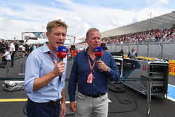 Simon Rennie, Red Bull Racing Race Engineer en Martin Brundle, Sky TV op de grid