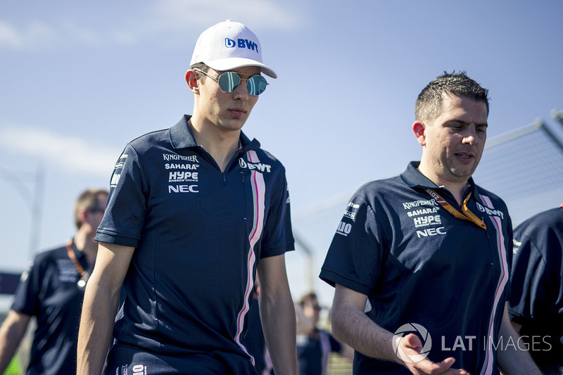 Esteban Ocon, Force India F1, cammina lungo il circuito