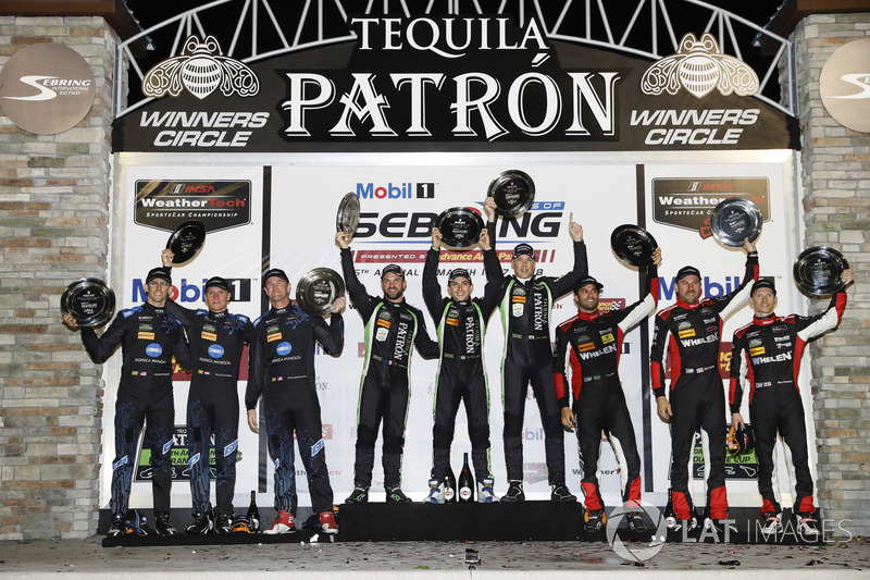 Podio P: al secondo posto Renger van der Zande, Jordan Taylor, Ryan Hunter-Reay, Wayne Taylor Racing, i vincitori Pipo Derani, Johannes van Overbeek, Nicolas Lapierre, Tequila Patron ESM Nissan, al terzo posto Eric Curran, Mike Conway, Felipe Nasr, Action Express Racing