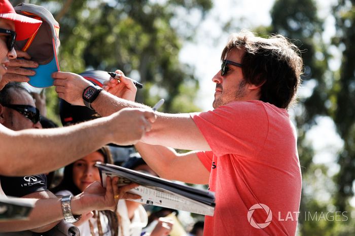 Fernando Alonso, McLaren, firma autógrafos para fanáticos