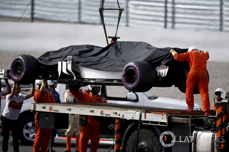 Antonio Giovinazzi, Sauber C37 detenido en pista