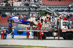 Kazalı araç, Brendon Hartley, Scuderia Toro Rosso kaldırılıyor, aracın vites kutusu arkadan sarkıyor