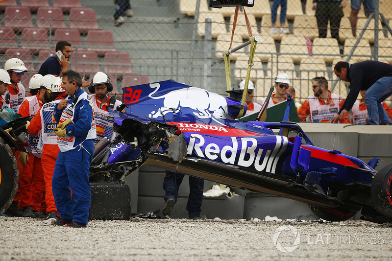 Les commissaires retirent l'épave de la Toro Rosso STR13 Honda de Brendon Hartley après son gros accident