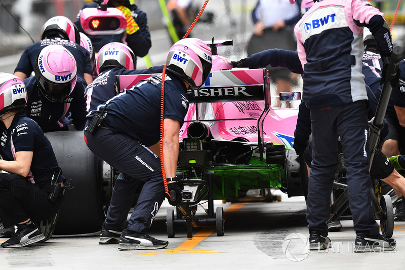 Sergio Perez, Force India VJM11 pit stop