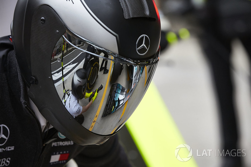 Reflectie in het vizier van een Mercedes-teamlid