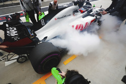 Romain Grosjean, Haas F1 Team VF-18 Ferrari, s'arrête dans la voie des stands