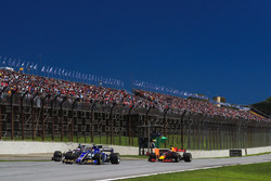Pascal Wehrlein, Sauber C36 ve Romain Grosjean, Haas F1 Team VF-17 ve Daniel Ricciardo, Red Bull Rac