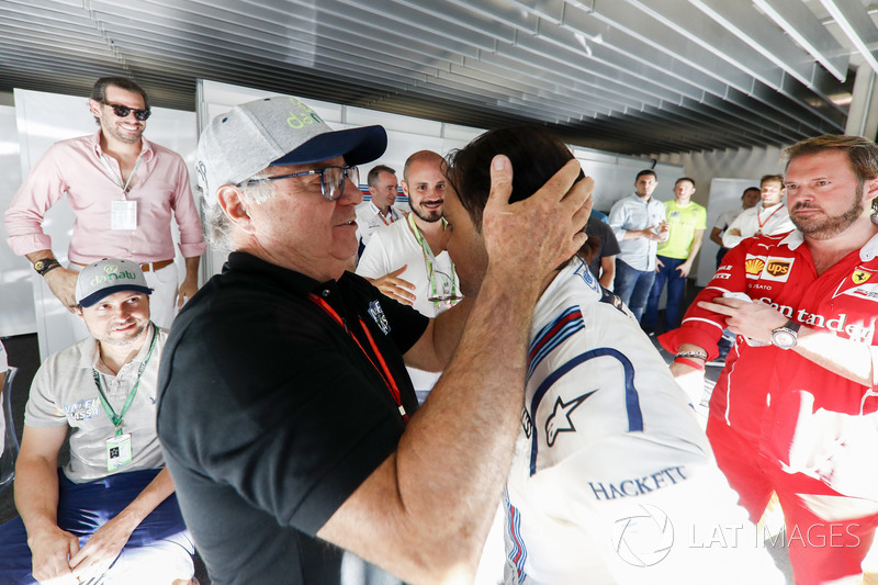 Гонщик Williams Фелипе Масса со своим отцом