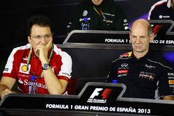 Nicholas Tombazis, diseñador jefe de Ferrari y Adrian Newey, director técnico de Red Bull Racing 