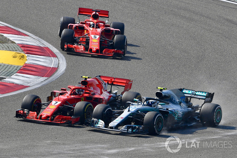 Kimi Raikkonen, Ferrari SF71H y Valtteri Bottas, Mercedes-AMG F1 W09 EQ Power