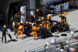Stoffel Vandoorne, McLaren MCL33, pit stop