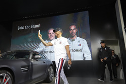 Lewis Hamilton, Mercedes AMG F1, e Valtteri Bottas, Mercedes AMG F1, sul palco
