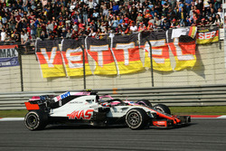Romain Grosjean, Haas F1 Team VF-18 et Esteban Ocon, Force India VJM11 battle