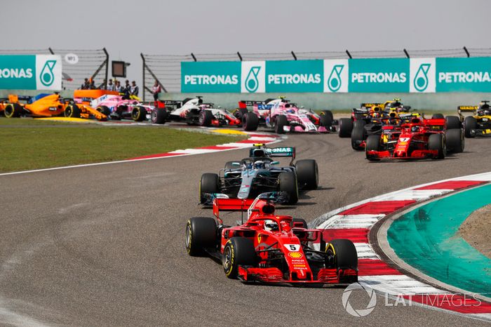 Sebastian Vettel, Ferrari SF71H, Valtteri Bottas, Mercedes AMG F1 W09, Kimi Raikkonen, Ferrari SF71H, Max Verstappen, Red Bull Racing RB14 Tag Heuer, y el resto del grupo