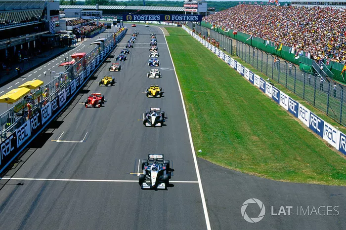 40 minutos después del accidente, cuando Michael fue evacuado a un hospital en Northampton, se realizó el reinicio de la carrera. La posición de Schumacher en la parrilla estaba vacía.