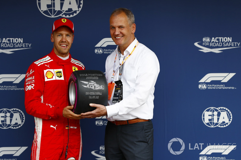 Sebastian Vettel, Ferrari, recibe el premio por la pole