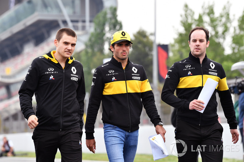 Carlos Sainz Jr., Renault Sport F1 Team walks the track