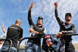Sergio Perez, Sahara Force India F1 met Daniel Ricciardo, Red Bull Racing op de parade