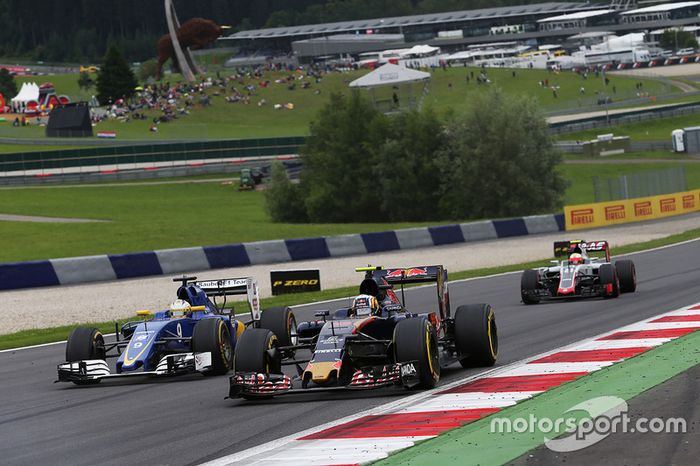 Carlos Sainz Jr., Scuderia Toro Rosso STR11 y Marcus Ericsson, Sauber C35