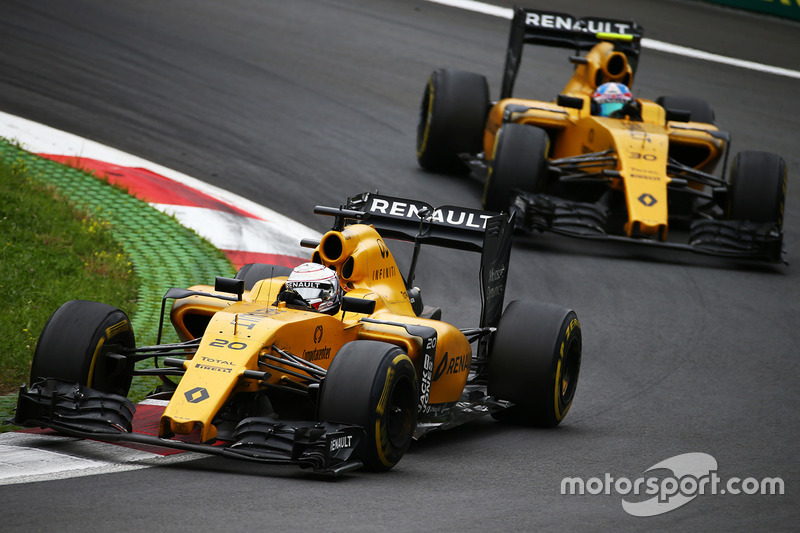 Kevin Magnussen, Renault Sport F1 Team R.S.16 devant son équipier Jolyon Palmer, Renault Sport F1 Team R.S.16