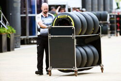 Meccanico McLaren con gli pneumatici Pirelli