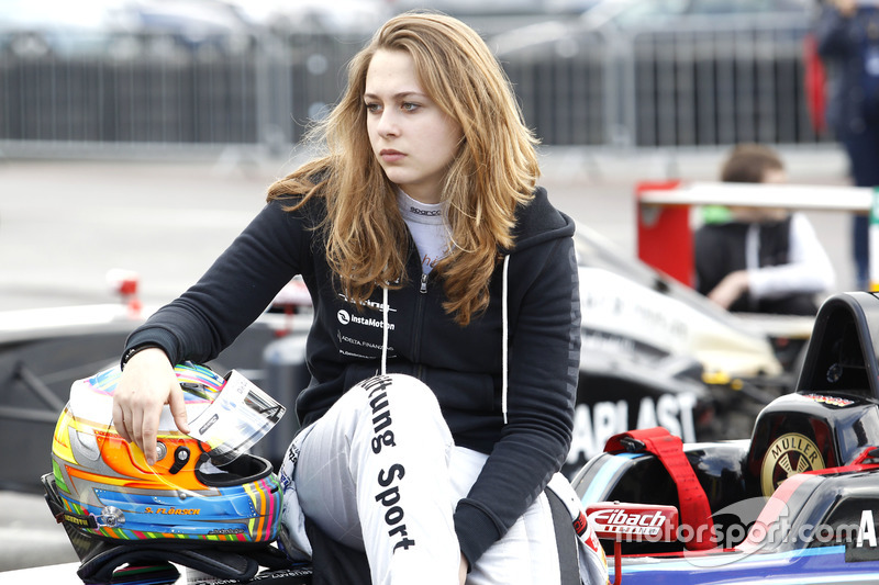 Formel-4-Fahrerin und Kolumnistin Sophia Flörsch