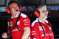 Джок Клиа, главный инженер Ferrari и Маурицио Арривабене, руководитель Ferrari