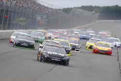 Старт гонки: лидирует Мартин Труэкс-мл., Furniture Row Racing Toyota