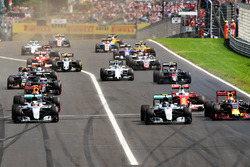Старт події: Льюїс Хемілтон, Mercedes AMG F1 W07 Hybrid випереджає Даніеля Ріккардо, Red Bull Racing